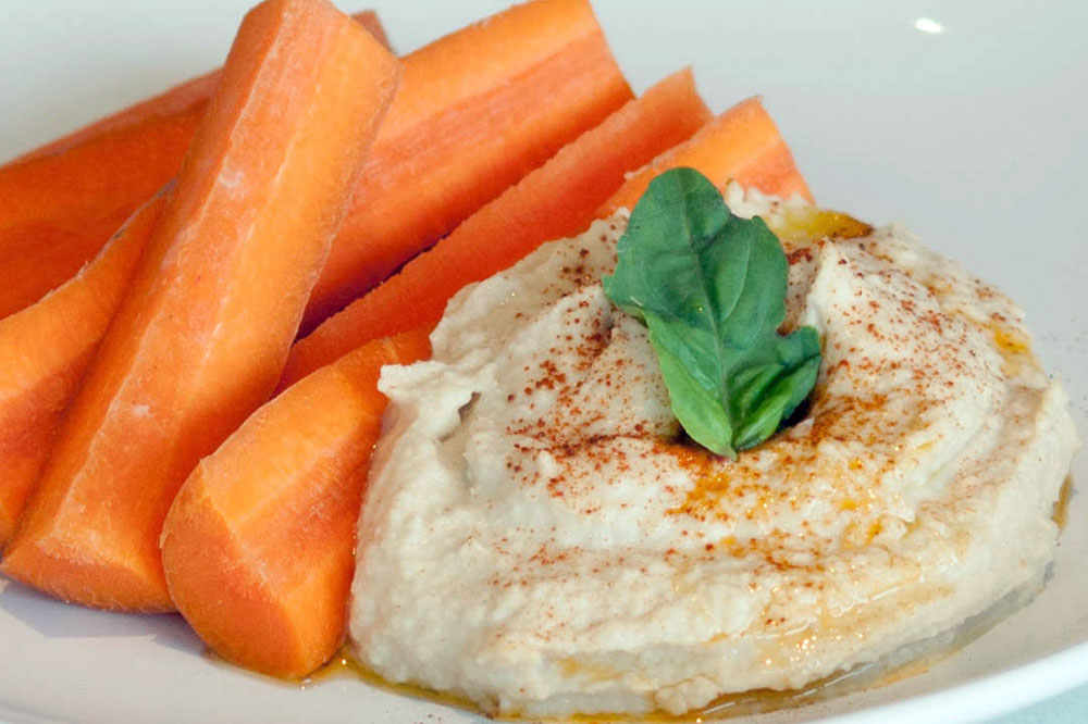 Hummus con palitos de zanahoria